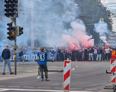 Tausende Fans des 1. FC Magdeburg feiern beim Fanmarsch durch die Innenstadt mit Begeisterung.
