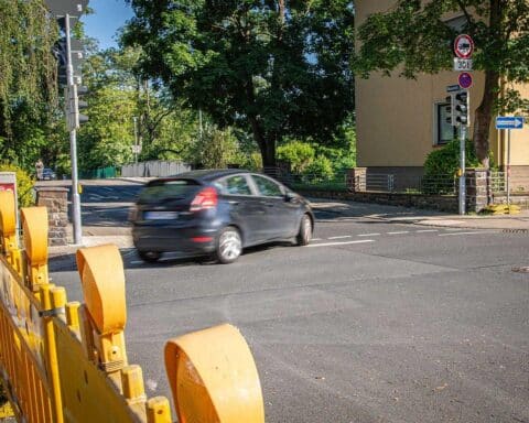 Sperrung der Mozartbrücke in Koblenz, Baustelle, Verkehrshinweise, Umleitungen und Bauarbeiten sichtbar.