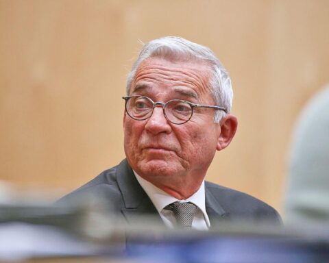 Thomas Strobl bei seiner Wahl zum Präsidenten des baden-württembergischen Landtags, umgeben von Abgeordneten.