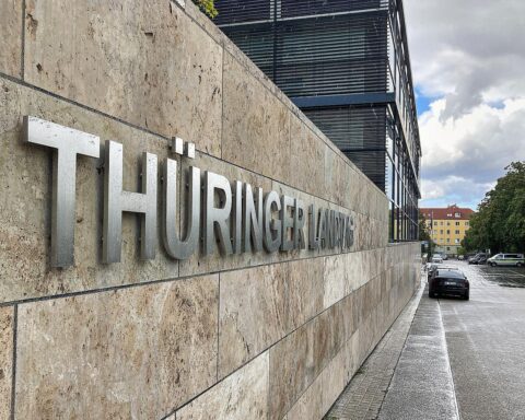 Thüringer Landtag, Menschen in Diskussion, Engagement für Demokratie und gesellschaftliche Themen sichtbar.