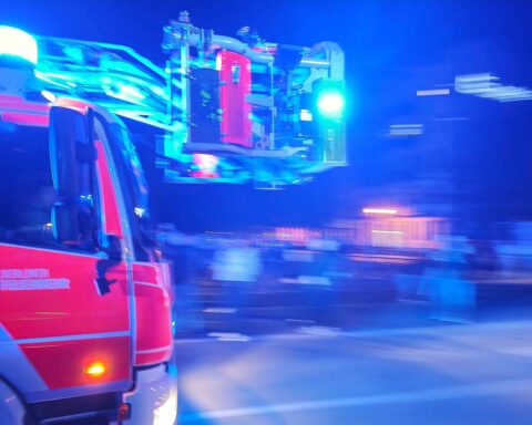 Thüringer Feuerwehrleute bei Ehrung, Innenminister Maier, symbolische Förderbescheide, Katastrophenschutz und Brandschutz.