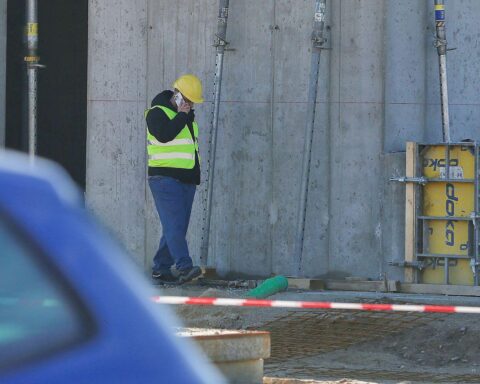 Bauarbeiter auf Baustelle, Symbol für den Wandel im Thüringer Arbeitsmarkt und Gastgewerbe.