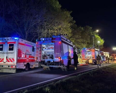 Schwerer Verkehrsunfall mit umgekipptem Auto, Feuerwehr im Einsatz, tragischer Vorfall.
