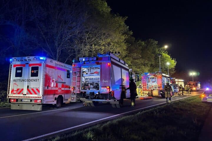 Schwerer Verkehrsunfall mit umgekipptem Auto, Feuerwehr im Einsatz, tragischer Vorfall.