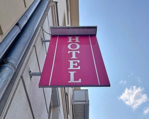 Beitragsbild: Touristen genießen Brandenburgs Natur, übernachten in einem gemütlichen Hotel am Wasser.