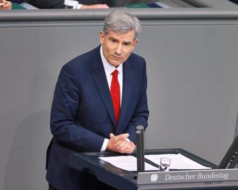 Metin Hakverdi diskutiert Verteidigungspolitik und transatlantische Beziehungen zwischen Deutschland und den USA.