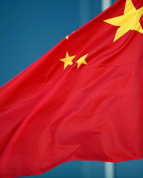 Fahne Chinas, Symbol für diplomatische Beziehungen und aktuelle geopolitische Spannungen zwischen USA und China.