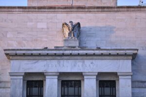Trump-Kandidat Warsh vom US-Senat als neuer Fed-Chef bestätigt Kevin Warsh wird als neuer Fed-Vorsitzender bestätigt, während Jerome Powell im Vorstand bleibt.