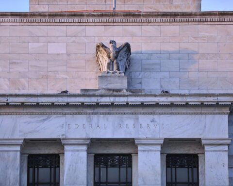 Kevin Warsh wird als neuer Fed-Vorsitzender bestätigt, während Jerome Powell im Vorstand bleibt.