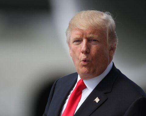 Trump kündigt Waffenstillstand an; inmitten von Ukraine-Russland-Konflikt, Gefangenenaustausch geplant.