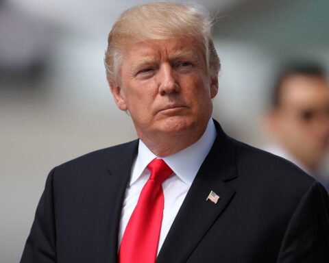 Donald Trump diskutiert Diplomatie und Militärstrategien im Kontext zu Iran und Nahost.