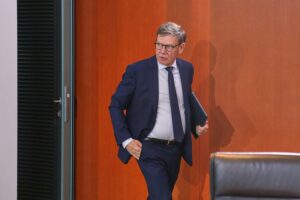 Tschechien lehnt EU-Reformpläne von Wadephul ab Johann Wadephul diskutiert EU-Reformen; Tschechiens Außenminister äußert Widerstand gegen geplante Änderungen.