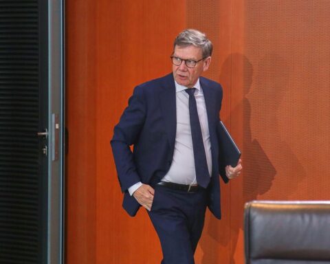 Johann Wadephul diskutiert EU-Reformen; Tschechiens Außenminister äußert Widerstand gegen geplante Änderungen.