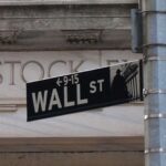 Wall Street mit fallenden Indizes, Märkte reagieren auf geopolitische Spannungen und Preisschwankungen.