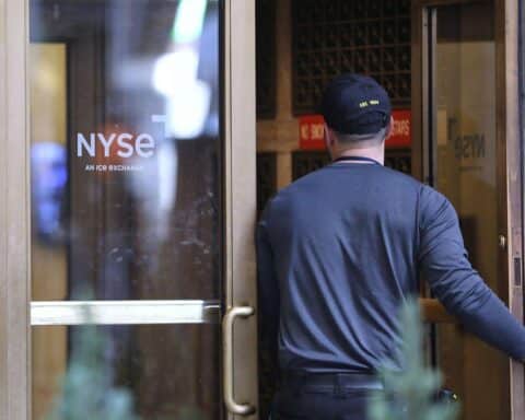 New York Stock Exchange mit steigenden Indizes und Anlegeroptimismus wegen Iran-Konflikt-Gesprächen.