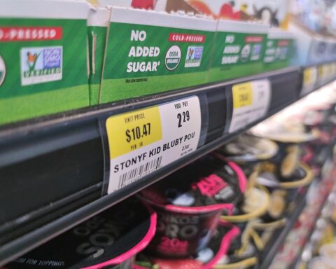 Preise in einem US-Supermarkt, Inflationsthemen, Lebensmittelkosten und Energiepreise im Fokus.