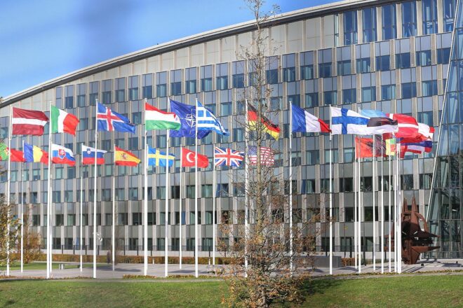 Nato-Hauptquartier mit Verteidigungspolitikern, die Strategien zur Reaktion auf US-Kürzungen diskutieren.