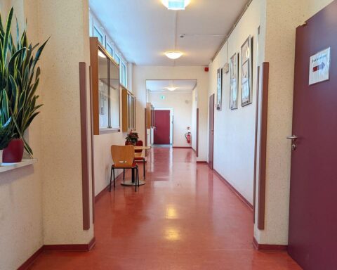 Schulgang mit Schülern, symbolisiert Sicherheit und Unterstützung in bedrohlichen Situationen.