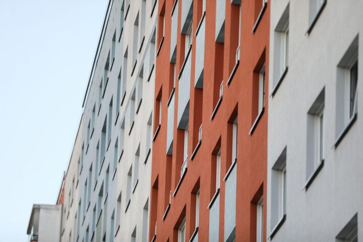 Beengte Wohnungen in Plattenbauten, symbolisieren Wohnraummangel und Überbelegung in Deutschland.