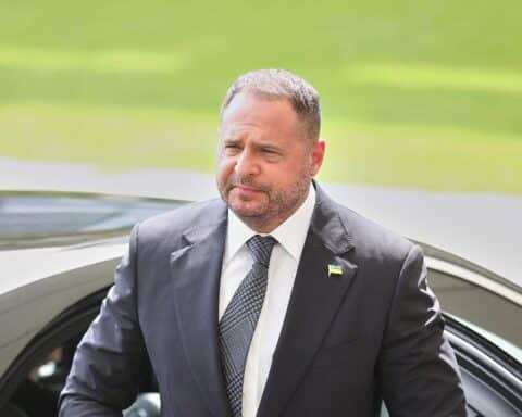 Andrij Jermak, ehemaliger Stabschef, unterliegt Korruptionsermittlungen; Gericht ordnet Untersuchungshaft an.