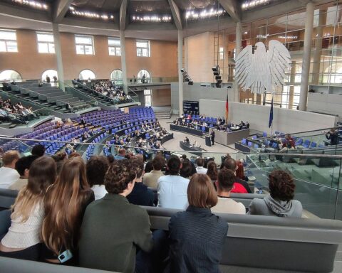 Unzufriedene Bürger im Bundestag, symbolisieren die Sorgen um Deutschlands politische Richtung und Governance.