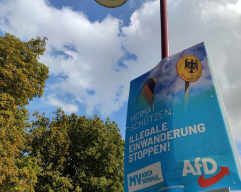 AfD-Plakat zur Landtagswahl 2021 in Mecklenburg-Vorpommern mit Wahlergebnissen.