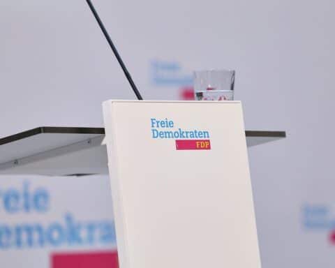 FDP-Pressekonferenz mit erfreulichen Umfrageergebnissen: Wählerpotential wächst, besonders in Westdeutschland.