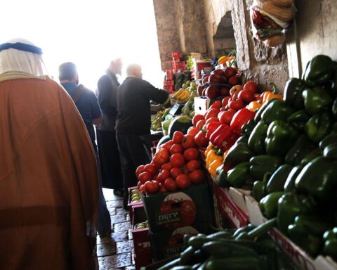Arabische Israelis in Jerusalem, die sich heimisch fühlen, aber persönliche Sicherheit bedroht erleben.