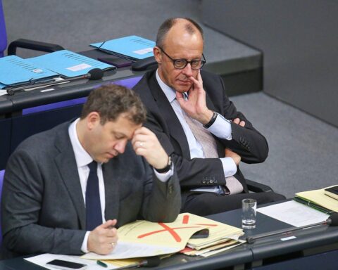 Lars Klingbeil und Friedrich Merz diskutieren wichtige politische Themen der schwarz-roten Koalition in Berlin.