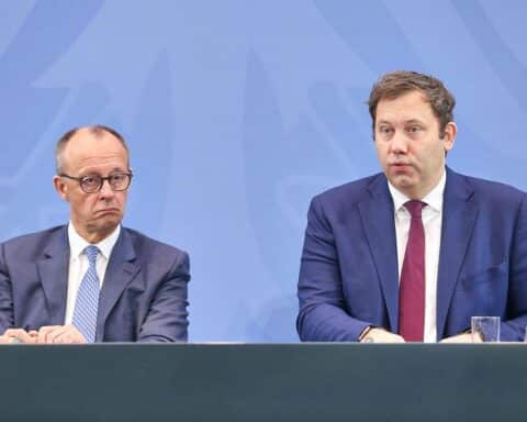 Politiker Merz und Klingbeil, Symbol für Umfrage zur schwarz-roten Bundesregierung in Deutschland.