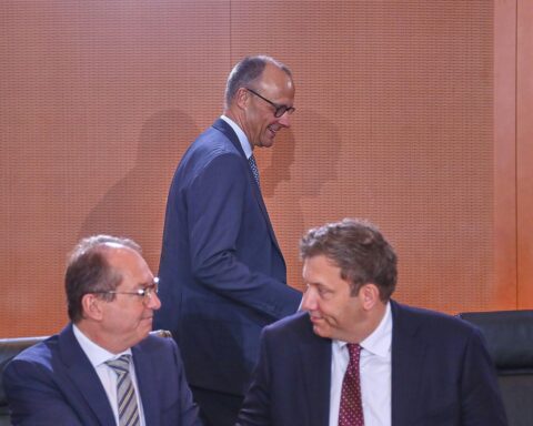 Politiker Alexander Dobrindt, Friedrich Merz und Lars Klingbeil symbolisieren die Krise der Koalition.
