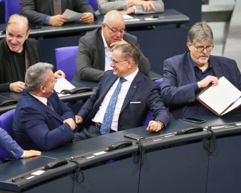 Grafik mit Umfrageergebnissen zu AfD, politischen Machtverhältnissen und Meinungen zur Zusammenarbeit.