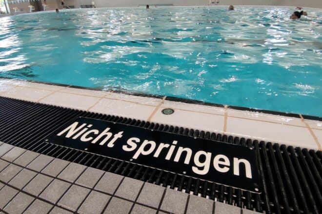 Umfrage: Schwimmbäder suchen dringend Bademeister