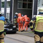 Einsatzkräfte in Schutzanzügen während eines Großeinsatzes wegen möglicher Chemikalienkontamination.