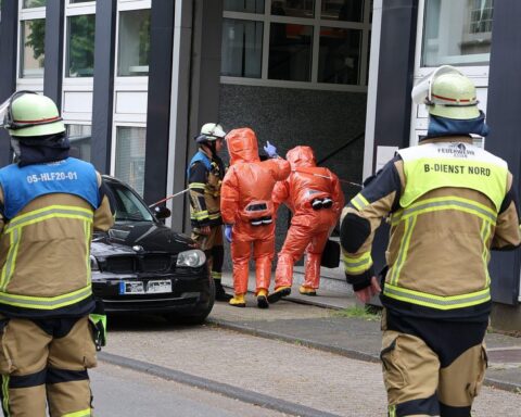 Einsatzkräfte in Schutzanzügen während eines Großeinsatzes wegen möglicher Chemikalienkontamination.