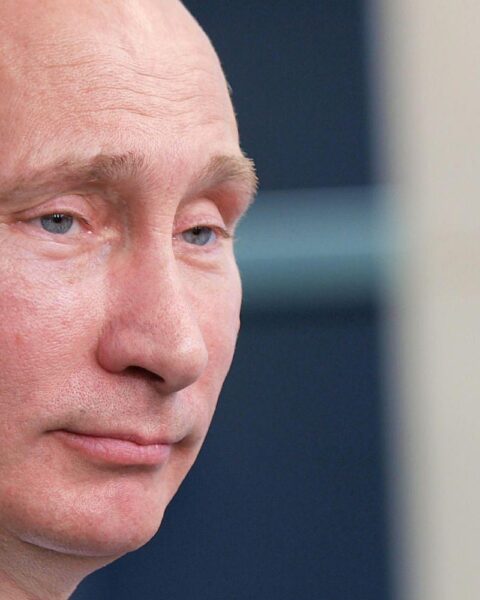 Putin weist Selenskyjs Friedensgesprächsangebot zurück; thematisiert langfristige Lösungen und amerikanische Vermittlung.