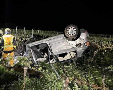 Unfallfahrzeug im Weinberg, beschädigtes Auto und Umgebung, Polizei vor Ort, verletzte Insassen.