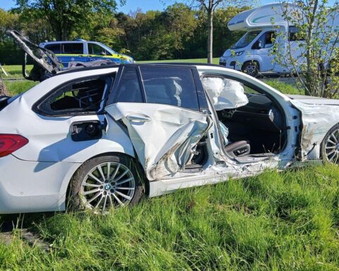 Feuerwehr löscht auslaufende Betriebsmittel nach Unfall zwischen zwei PKW auf der Weseler Straße.