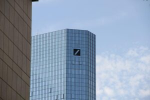 Versammlungsszene der Deutschen Bank mit betroffenen Aufsichtsräten und Protesten von Union Investment.