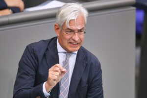 Politiker diskutieren Steuerreform zur Entlastung kleiner Einkommensgruppen, dennoch gibt es erhebliche Bedenken.