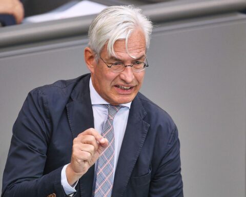Politiker diskutieren Steuerreform zur Entlastung kleiner Einkommensgruppen, dennoch gibt es erhebliche Bedenken.