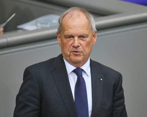 Politiker diskutieren Einkommensteuerreform für wirtschaftliche Entlastung und Leistungsanreize in Deutschland.