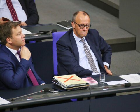 Lars Klingbeil und Friedrich Merz diskutieren über die Herausforderungen der schwarz-roten Koalition.