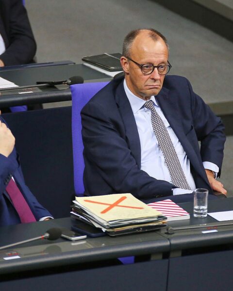Lars Klingbeil und Friedrich Merz diskutieren über die Herausforderungen der schwarz-roten Koalition.