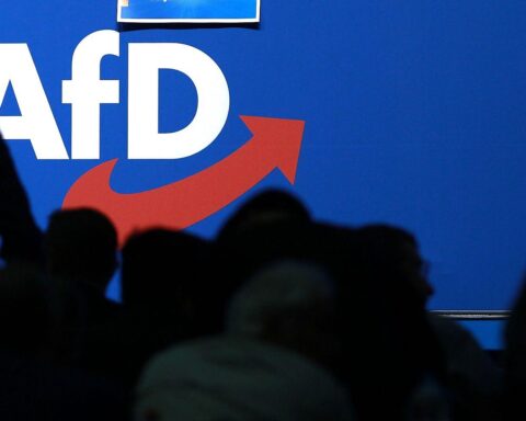 Logo der AfD auf Parteitag, Symbol für politische Macht und mögliche Regierungsübernahme in Sachsen-Anhalt.