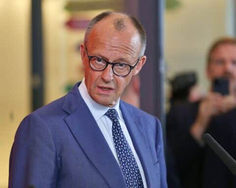 Friedrich Merz spricht über wirtschaftliche Reformen und Steuerpolitik im Bundestag.
