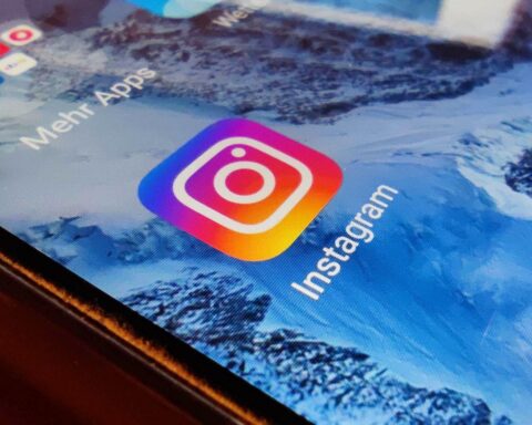 Regulierung von Online-Diensten und Jugendschutz: Instagram-Logo auf Smartphone symbolisiert digitale Herausforderungen.