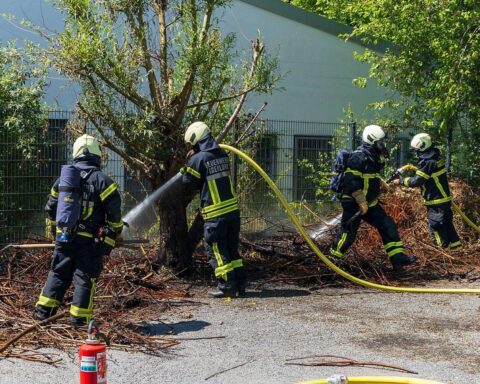 Einsatz der Feuerwehr Iserlohn zur Bekämpfung mehrerer Vegetationsbrände mit starkem Rauch.