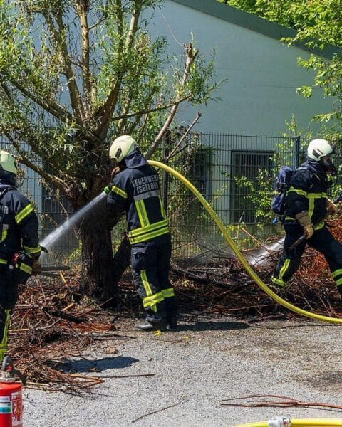 Einsatz der Feuerwehr Iserlohn zur Bekämpfung mehrerer Vegetationsbrände mit starkem Rauch.