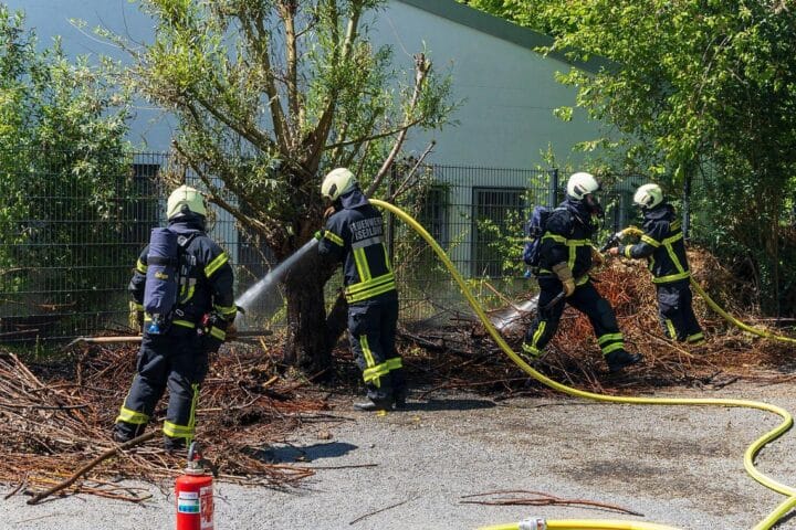 Einsatz der Feuerwehr Iserlohn zur Bekämpfung mehrerer Vegetationsbrände mit starkem Rauch.